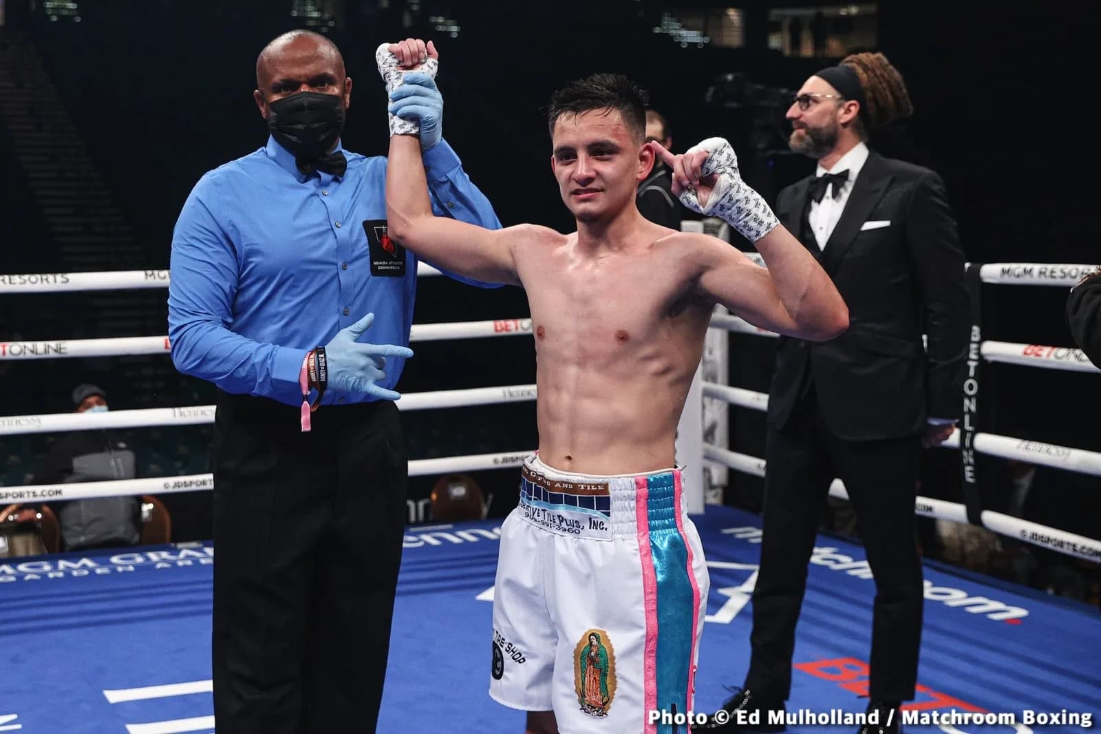 Ricardo Sandoval Risks Two Titles Against Sergio Mendoza