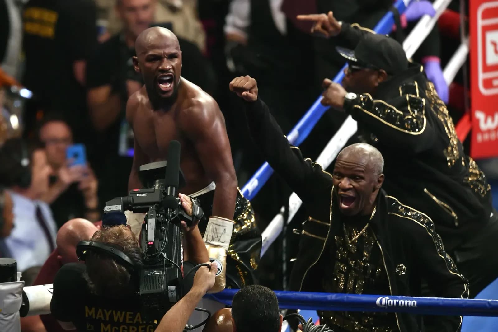 Floyd Mayweather: “Ci sono state trattative…”