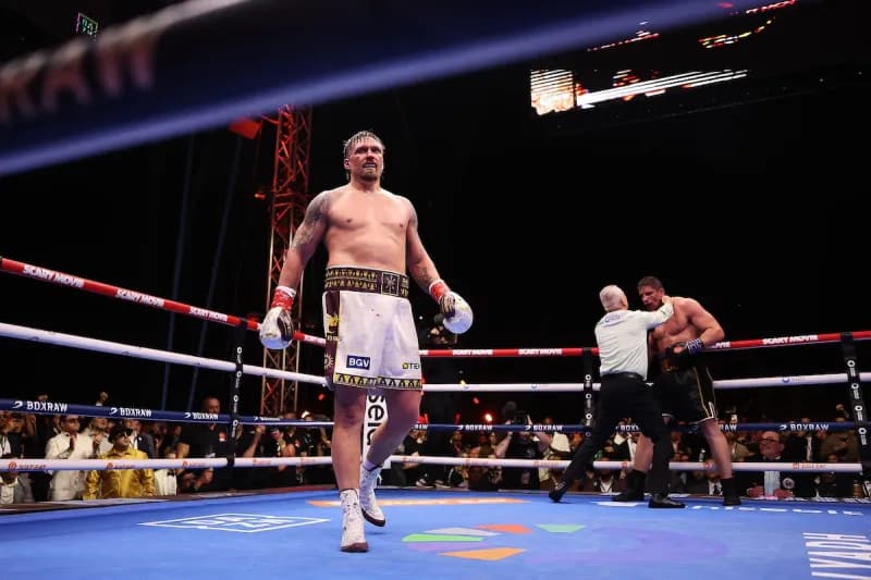 Frank Warren hoping to entice Oleksandr Usyk into 2027 heavyweight unification mix